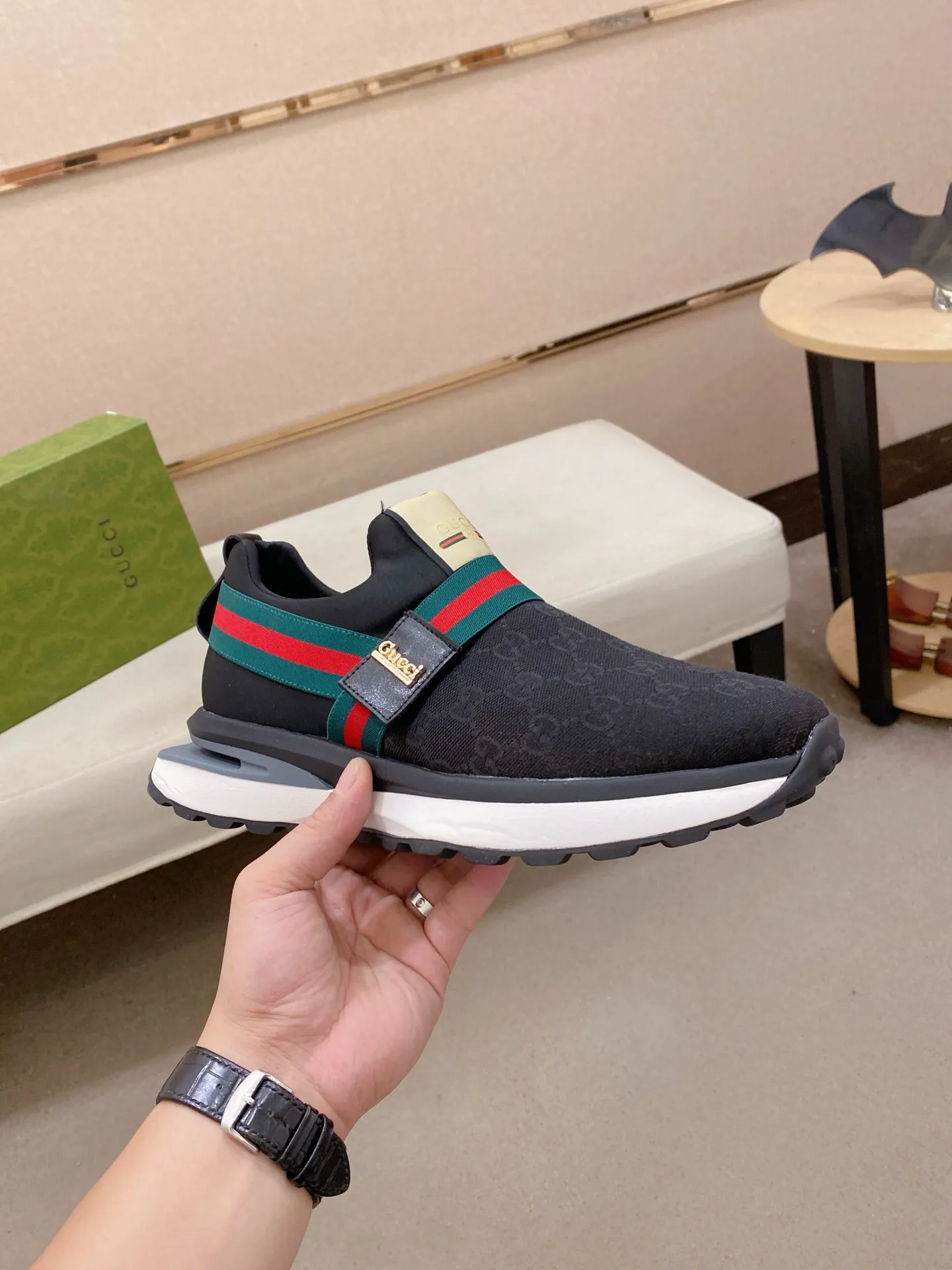 Factory price: 462💰 (GUCCI) The latest 🎁🎁casual and fashionable men's shoes👟 from the official website, hot style 💥 style is simple and elegant, exclusive for trendy men. Unique latest brand elements from the official website 👑original decoration, fashionable and generous, original fabric ✅breathable stretch cloth lining, official website designated wear-resistant casual outsole, classic model taken at the counter in kind🎬38-44 (45 is not returnable and non-refundable)